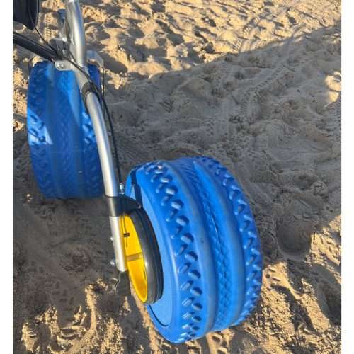 Detalle de las ruedas especiales para arena del andador Beach XL