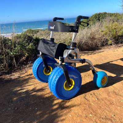Rollator todoterreno City Beach Plus sobre un camino irregular