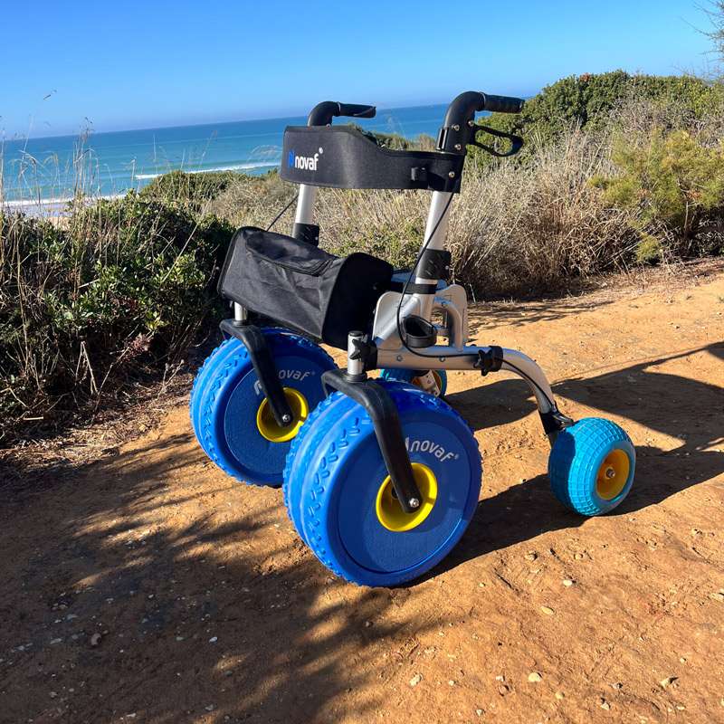 Rollator todoterreno City Beach Plus sobre un camino irregular