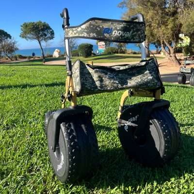 Vista frontal del rollator Military con asiento y ruedas grandes