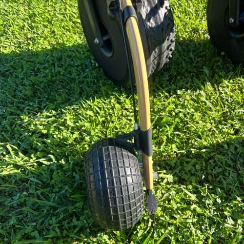 Detalle de las ruedas traseras grandes del rollator Military