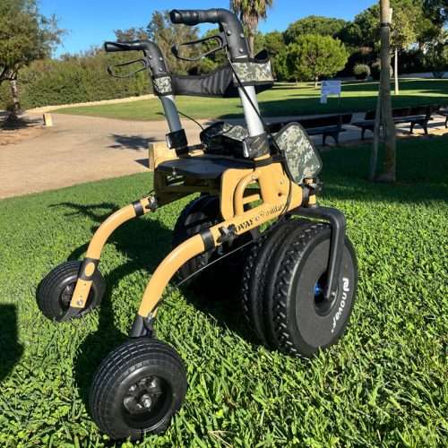 Rollator todoterreno Military con asiento sobre césped