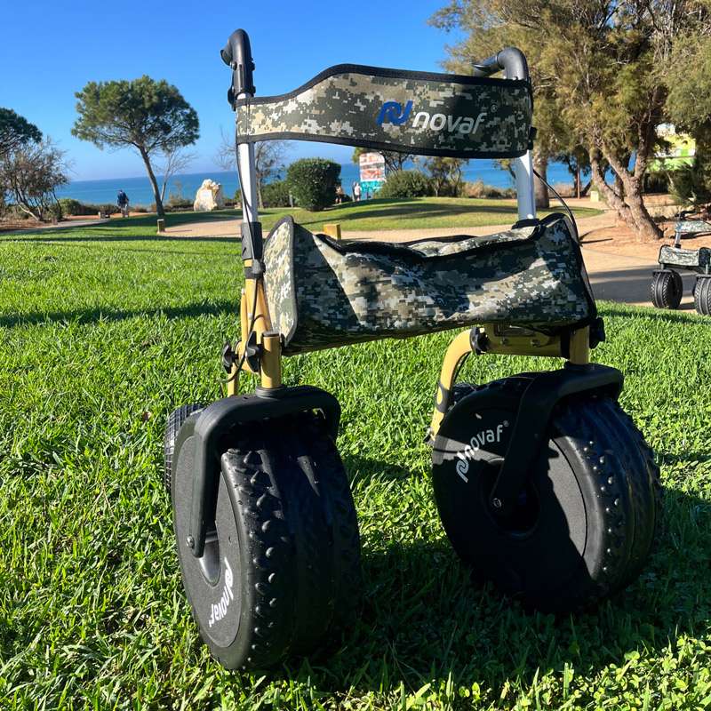 Vista frontal del rollator Military con asiento y ruedas grandes