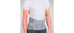 Hombre con ortesis lumbosacra ajustable