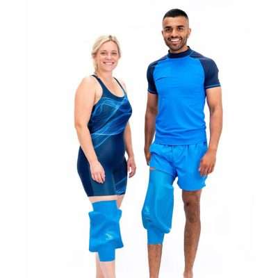 Hombre y mujer vistiendo protectores de rodilla impermeables