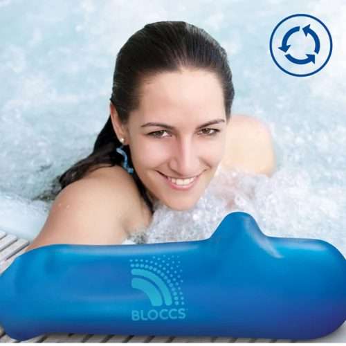 Mujer con protector impermeable de escayola para brazo en una bañera de hidromasaje