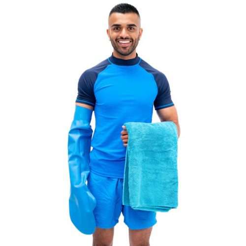 Hombre sosteniendo toalla con protector impermeable de brazo