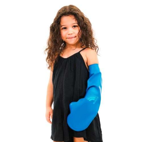 Niña con protector impermeable de escayola para brazo modelo infantil