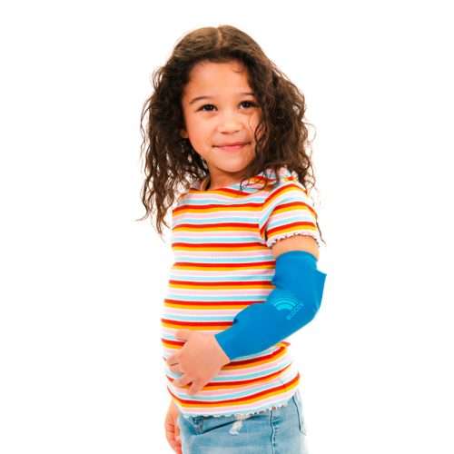 Niña con protector impermeable para codo de diseño infantil