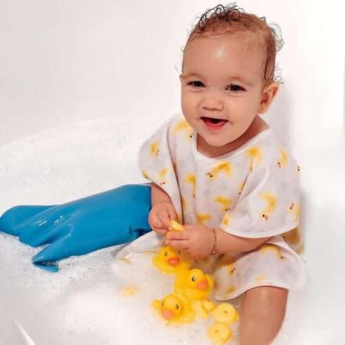 Bebé con protector impermeable de escayola en la pierna durante el baño