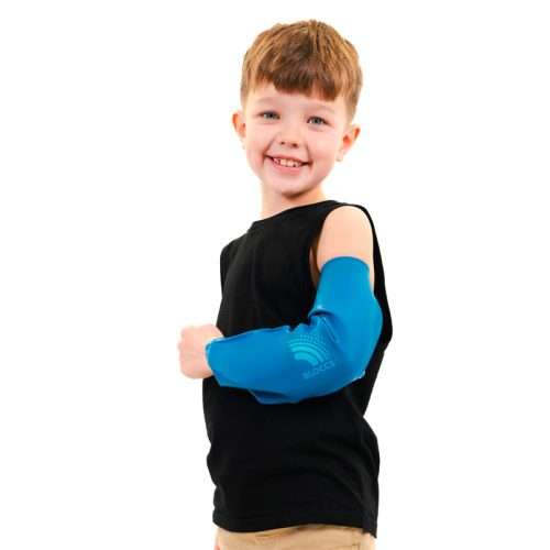 Niño con protector impermeable de codo en color azul