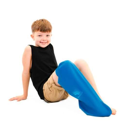 Protector impermeable para pierna infantil largo, vista de perfil mostrando el sellado superior