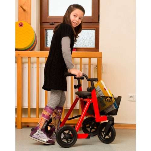 Andador infantil Marcy rojo en uso