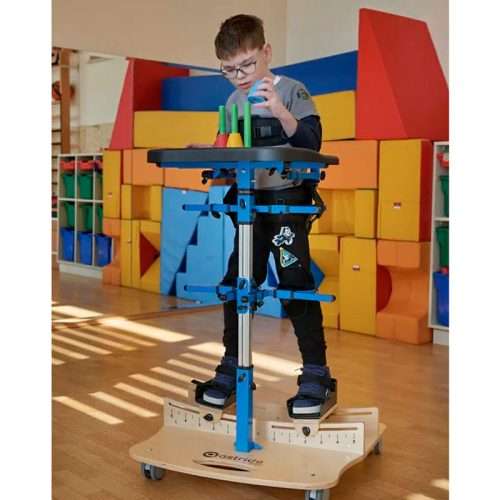 Usuario infantil en el Bipedestador Astride Pro realizando una actividad sobre la mesa