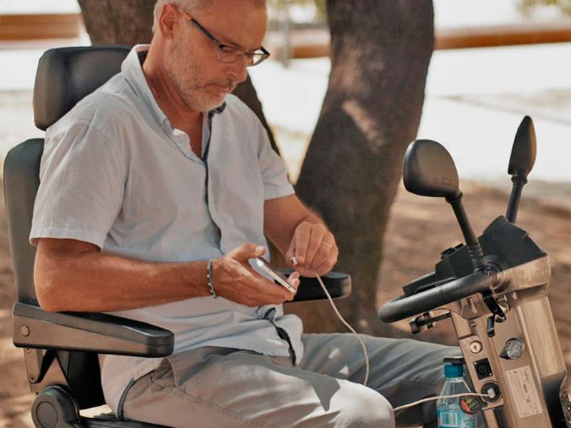 Carga de móvil mediante USB en el scooter PEGASUS