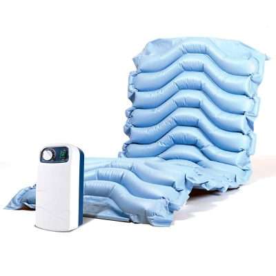 Colchón antiescaras Mat-X2 azul junto al compresor
