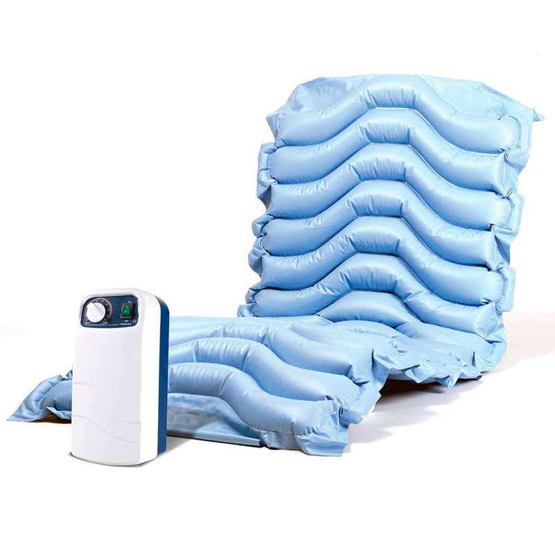 Colchón antiescaras Mat-X2 azul junto al compresor