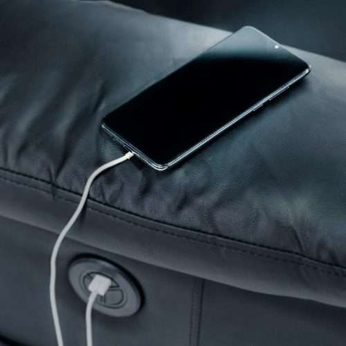 Teléfono conectado al puerto USB del sillón elevador