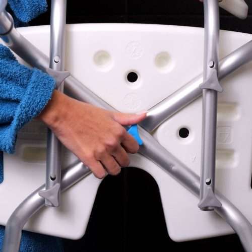 Detalle del sistema de montaje sin herramientas de la silla de ducha Bora