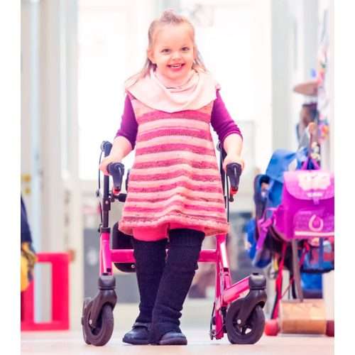 Andador infantil Marcy rosa en uso