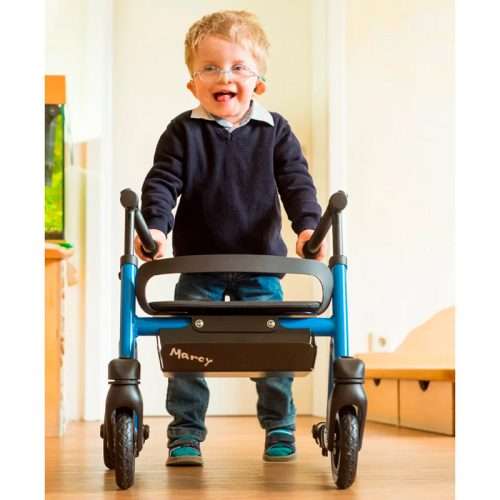 Andador infantil Marcy azul en uso