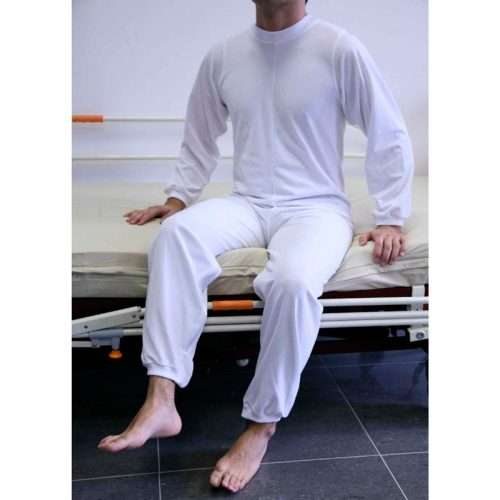 Pijama antipañal largo Ugari con cremallera en espalda en posición sentada