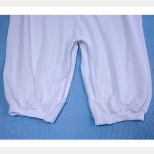 Detalle de la cremallera en las piernas del pijama antipañal corto Ugari