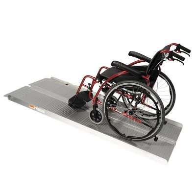 Rampa plegable tipo maleta Ergo utilizada con silla de ruedas