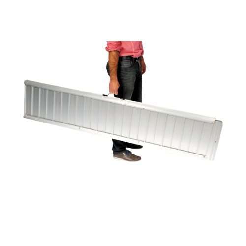 Rampa plegable tipo maleta Ergo transportada mediante el asa