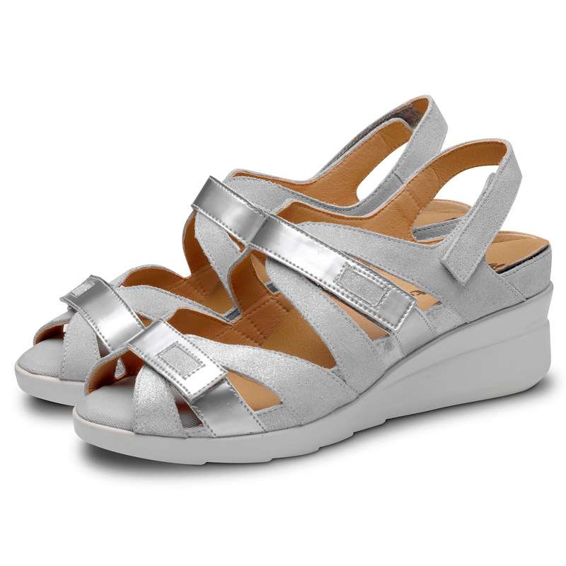 Par de sandalias 20672 con cuña y tiras de velcro en color gris