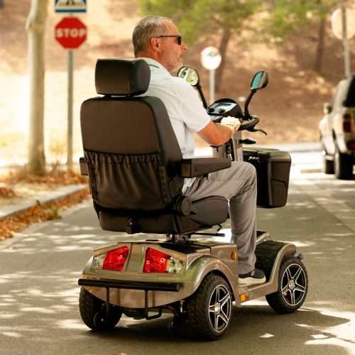 Vista trasera del scooter PEGASUS en uso
