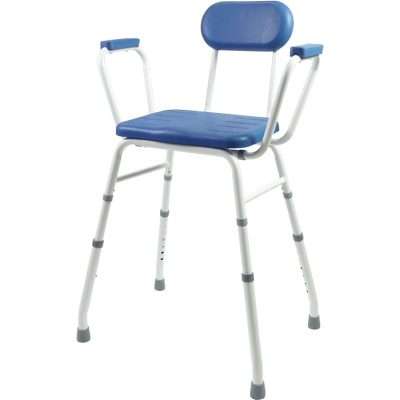 Silla de ducha con acolchado azul, respaldo y reposabrazos