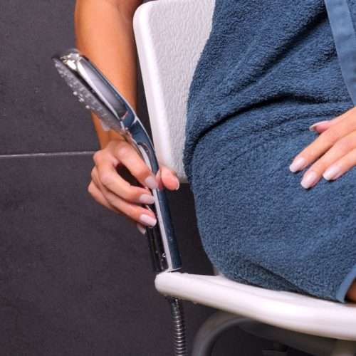 Soporte lateral para la ducha de mano en la silla de ducha Bora