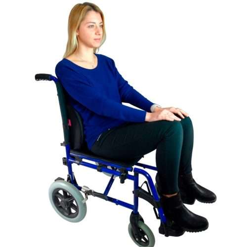 Cojín Lumbar Viscoelástico Standard colocado en el respaldo de una silla de ruedas