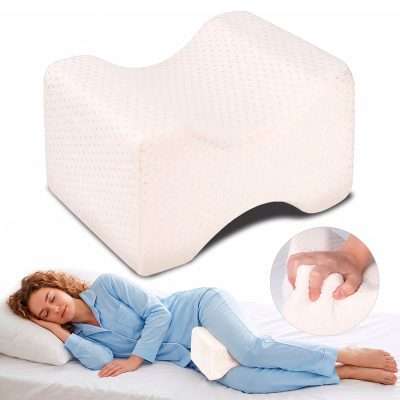 Uso de almohada ortopédica entre las piernas al dormir de lado